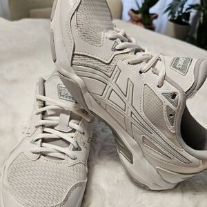 ASICS Gel-Rocket 10 Women's Size 10 White Silver Volleyball Gym Shoes